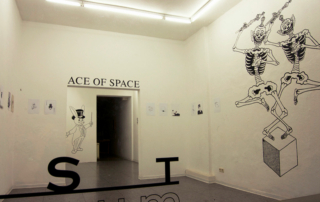 Ausstellungsansicht und Gästebucheintrag, Ausstellung „Ace of Space“